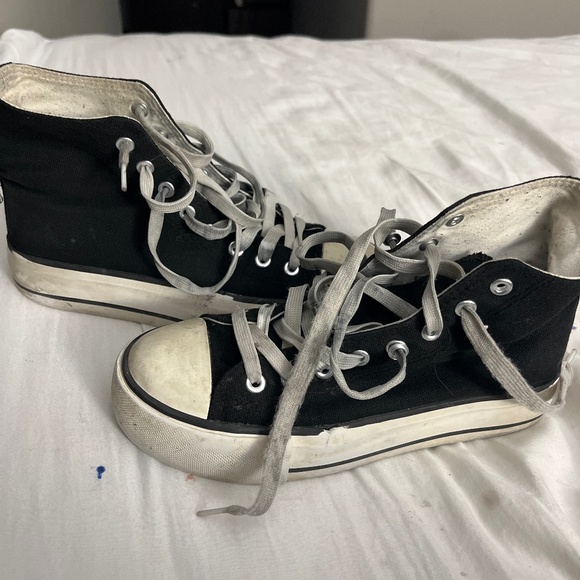 Converse - Picture 1 of 2